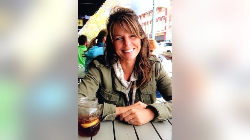 Suzanne Morphew sitting at a table