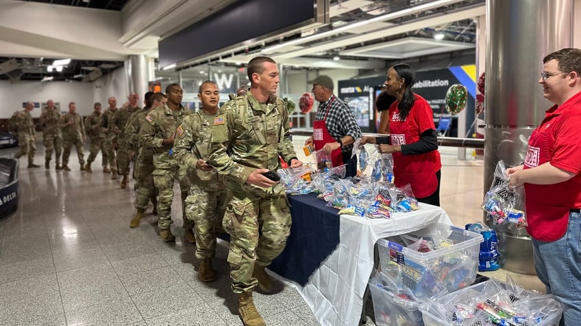 us army soldiers by the thousands head home to rest and recharge during holiday block leave