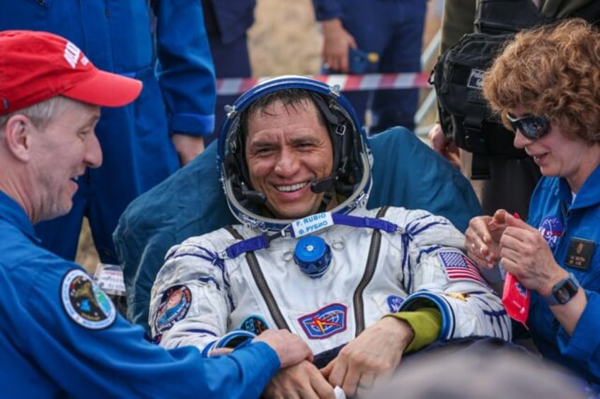 us astronaut gets used to earth after record setting 371 days in space