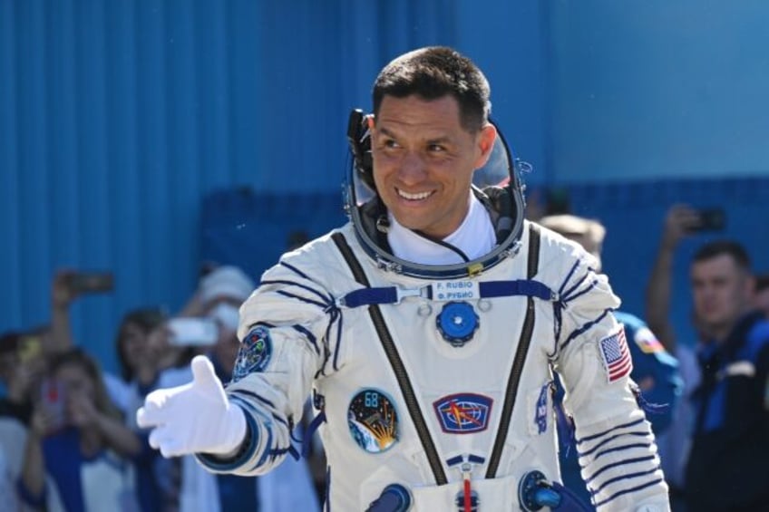 us astronaut sets record for stint in space