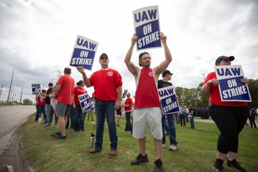 us auto workers union reaches tentative deal with gm