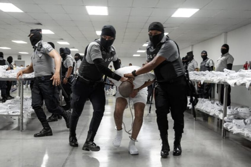 The Salvadoran presidency released photos of the alleged Venezuelan gang members being pro