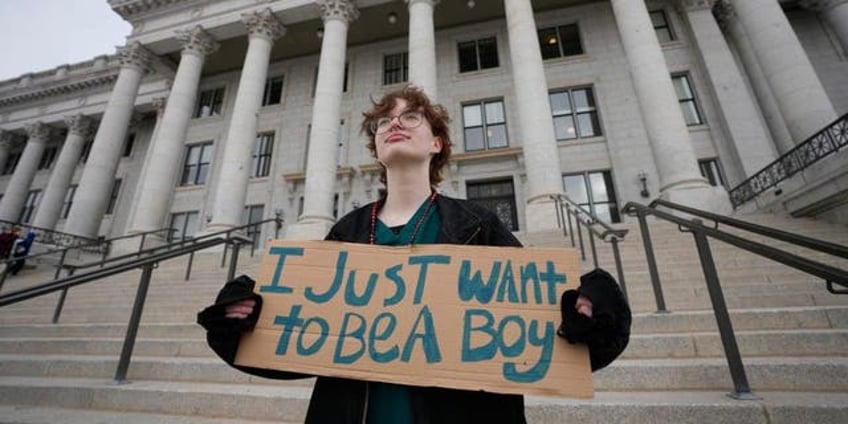 us judges school privacy ruling allows transgender bathroom use based on gender identity