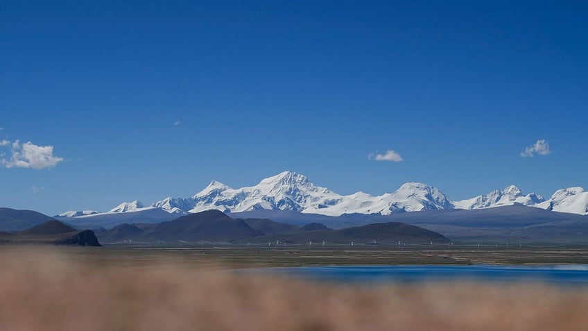 us mountaineer nepalese guide dead after avalanches strike tibetan mountain