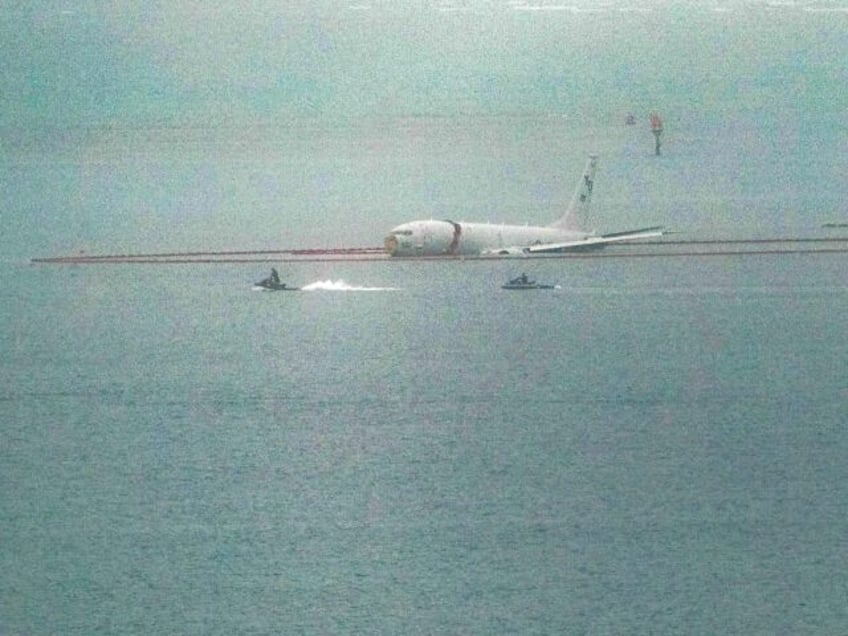 us navy plane overshoots hawaii runway splashes into sea all crew safe