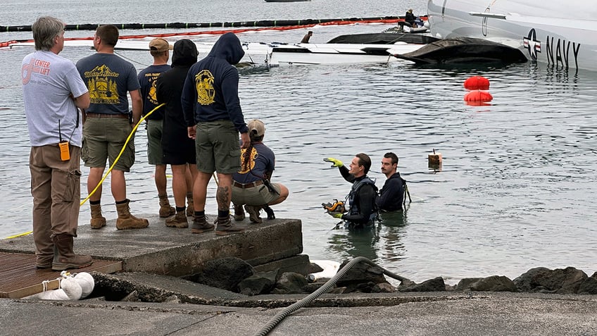 us navy to use inflatable cylinders to retrieve plane from hawaiis kaneohe bay