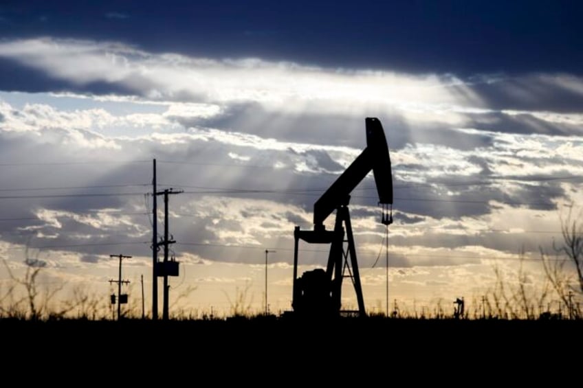 us oil production hits all time high conflicting with efforts to cut heat trapping pollution