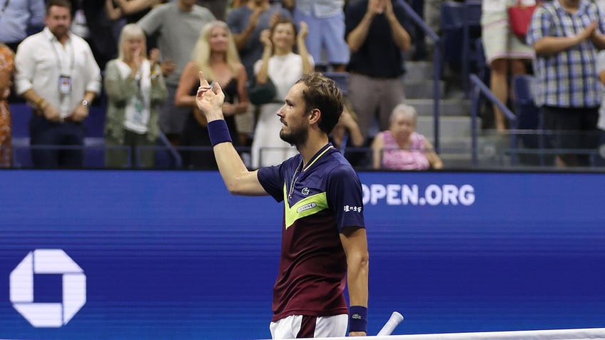 us open 2023 daniil medvedev upsets carlos alcaraz will face novak djokovic in finals