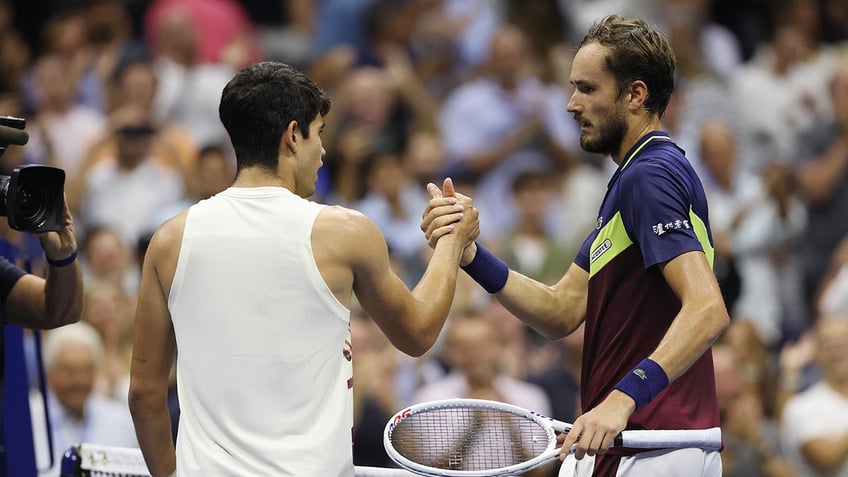 us open 2023 daniil medvedev upsets carlos alcaraz will face novak djokovic in finals