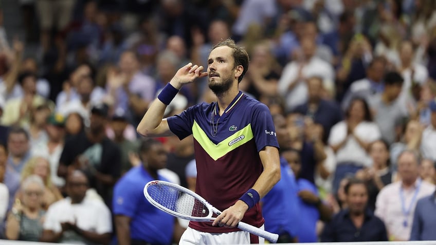 us open 2023 daniil medvedev upsets carlos alcaraz will face novak djokovic in finals