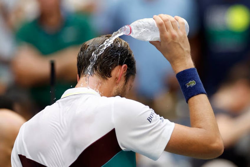 us open refuses to close stadium roof despite stifling temps complaints from players and fans