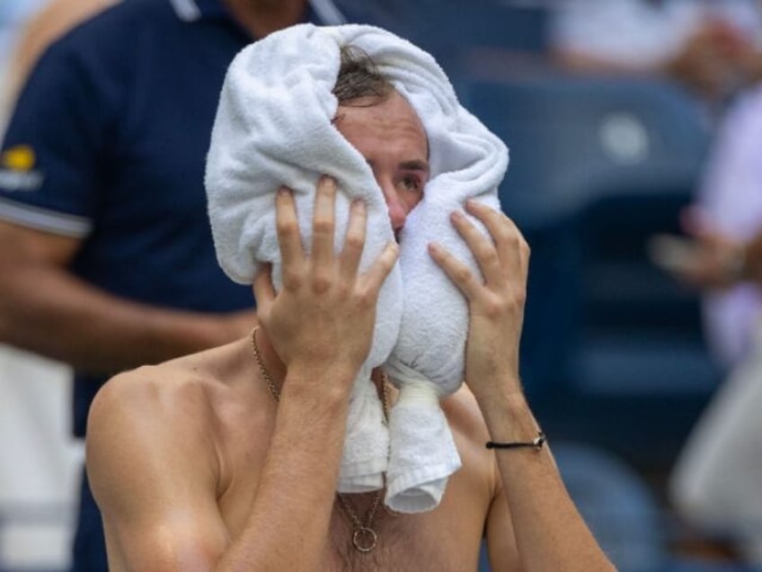 us open refuses to close stadium roof despite stifling temps complaints from players and fans