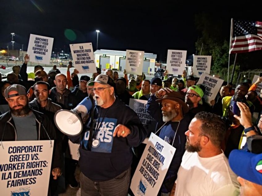 Harold Daggett, president of the International Longshoremen's Association (ILA), center, s