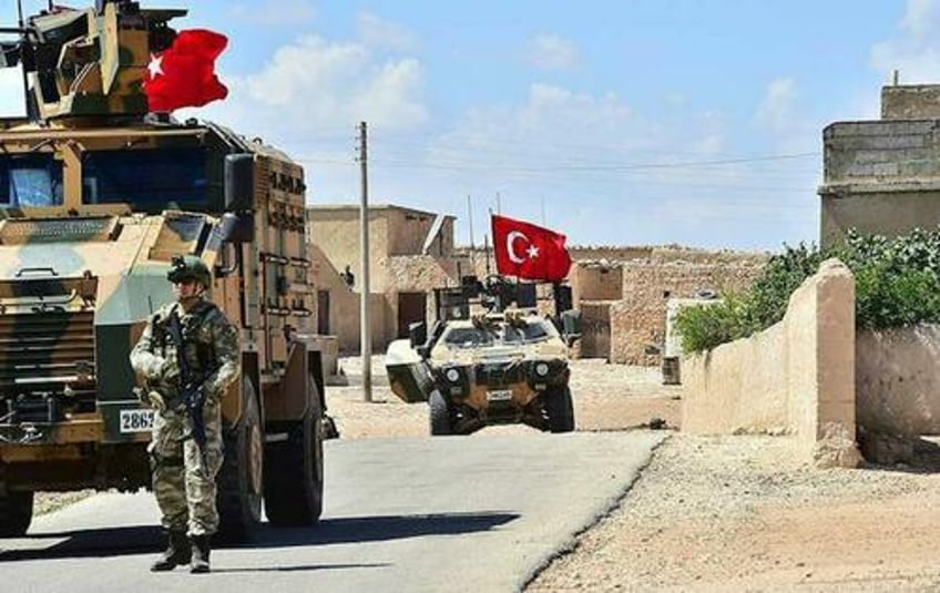 us rushes to contain turkey backed offensive against its sdf proxy in syria