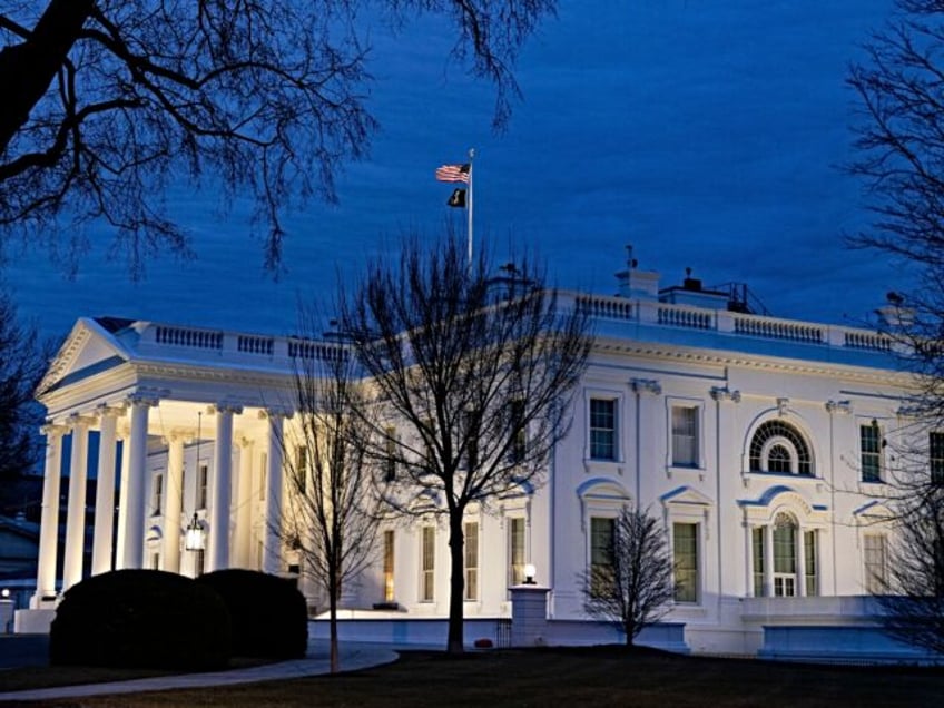 us secret service shoots armed man near white house after confrontation