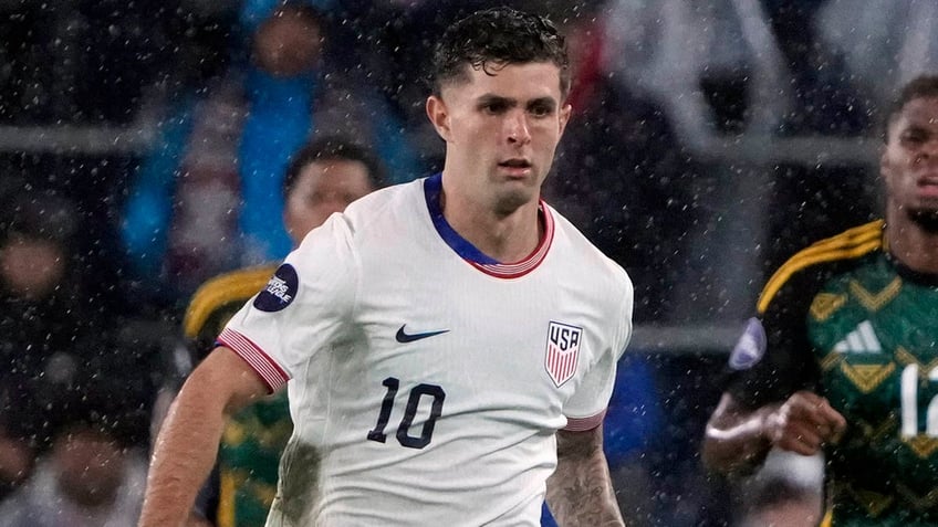 Christian Pulisic dribbles