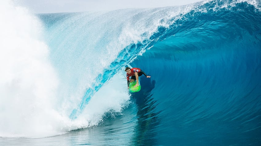 Griffin Colapinto surfs wave