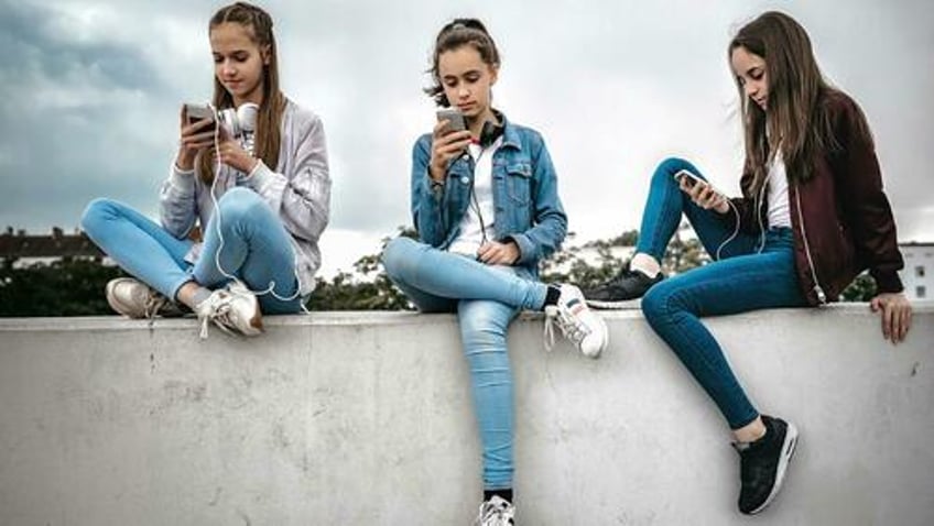 us teens spend 48 hours every day on social media