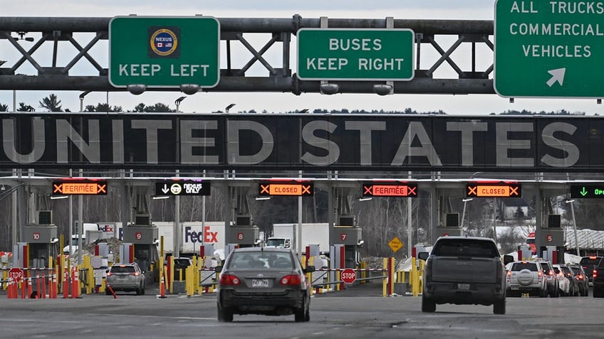 US-Canada border car lanes by Québec 