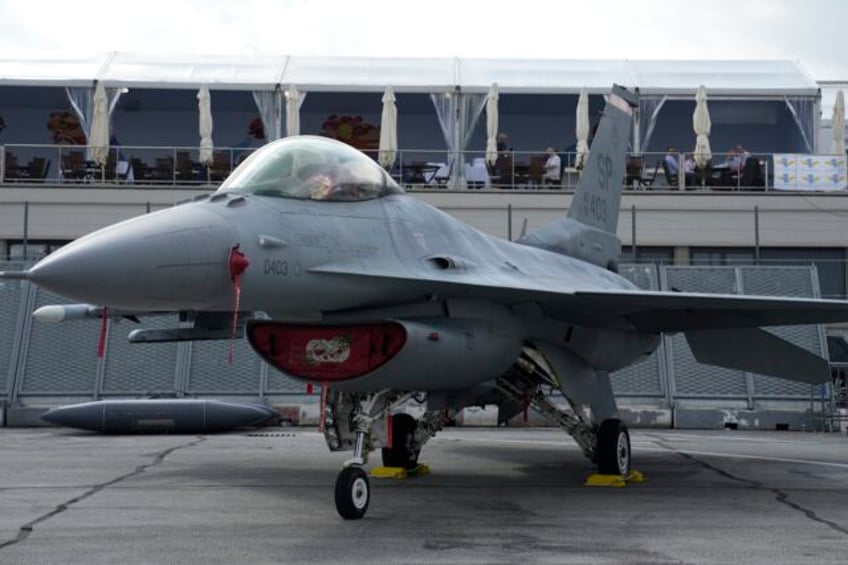 us will start training ukrainian pilots on f 16s at air base in arizona