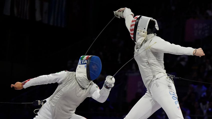 Maia Mei Weintraub fencing