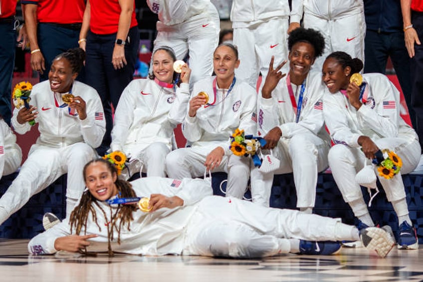 August 8: United States players Chelsea Gray, Sue Bird, Diana Taurasi, Sylvia Fowles, Tina Charles and Brittney Griner celebrate with their gold...