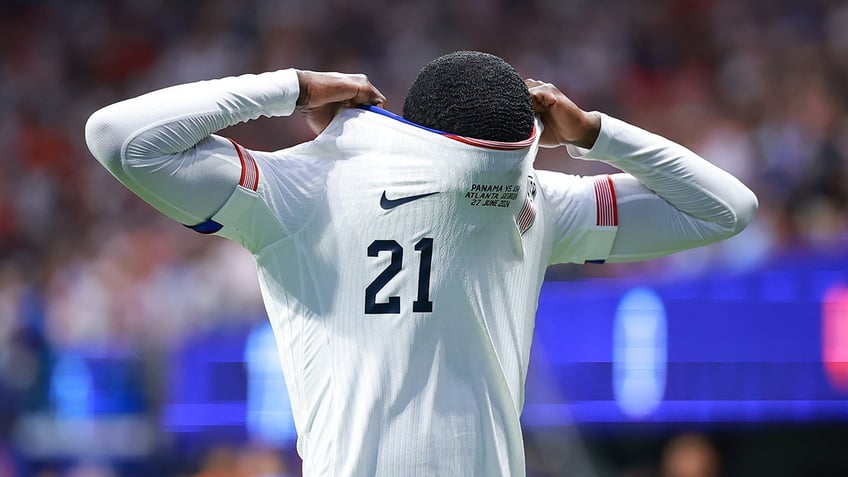 Timothy Weah takes jersey off