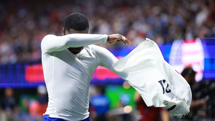 Timothy Weah takes jersey off