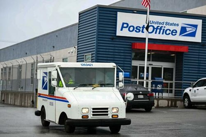 usps agrees to work with doge plans to cut 10000 workers