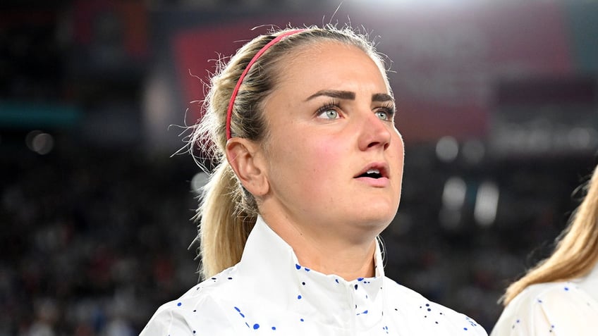 Lindsey Horan sings national anthem