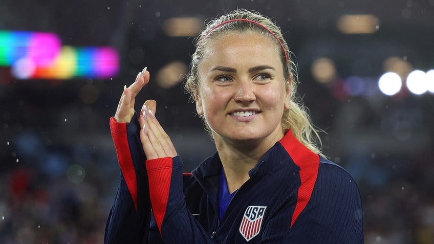 Lindsey Horan claps to crowd