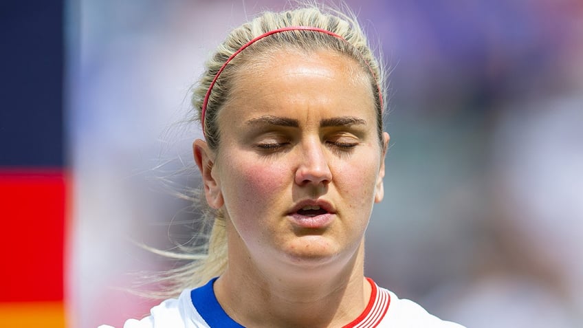 Lindsey Horan sings national anthem