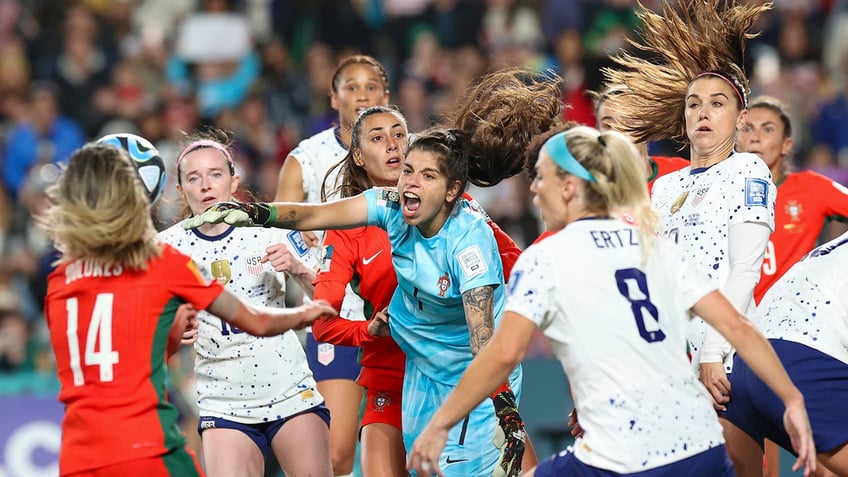 uswnt narrowly advance to womens world cup knockout stage after draw