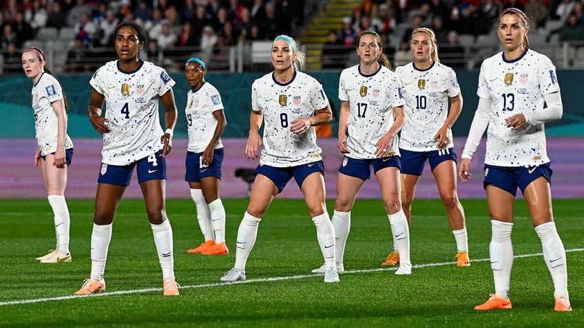 uswnt narrowly advance to womens world cup knockout stage after draw