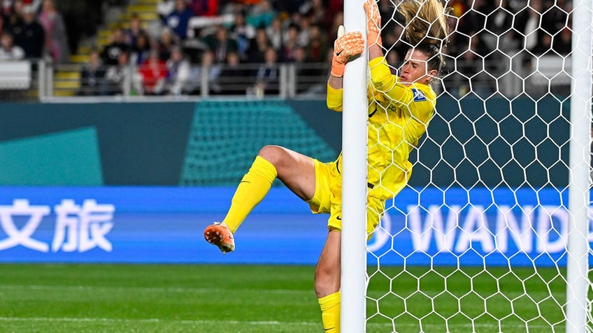 uswnt narrowly advance to womens world cup knockout stage after draw