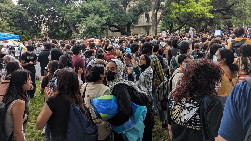 Hundreds of protesters at UT Austin