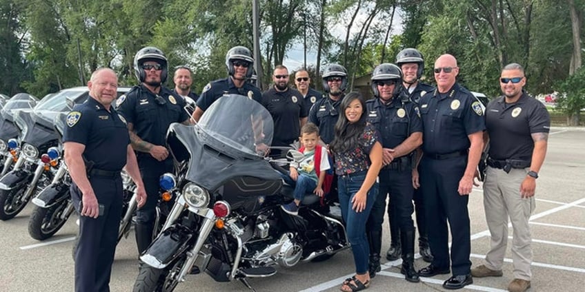 utah police fill in dads walk son of fallen officer to first day of kindergarten