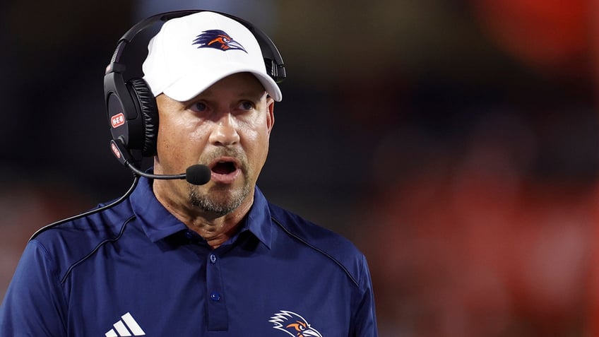 utsa football coach says finger looks like it was smashed by a hammer after motivation tactic backfires