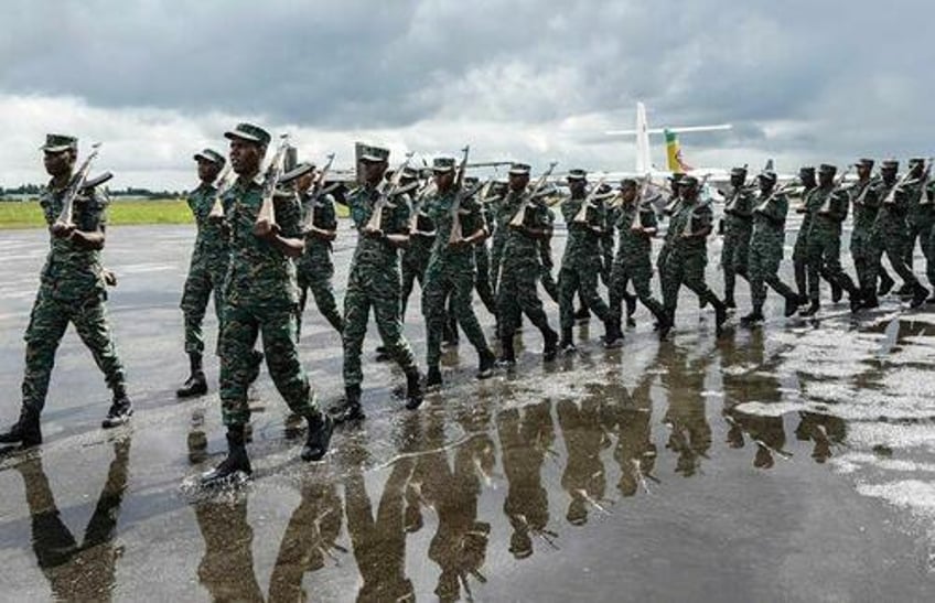 venezuela deploys tanks armored carriers to guyana border 