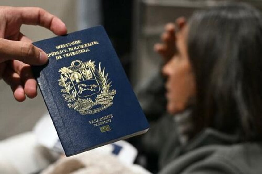 venezuela suspends flights from colombia to prevent entry of mercenaries