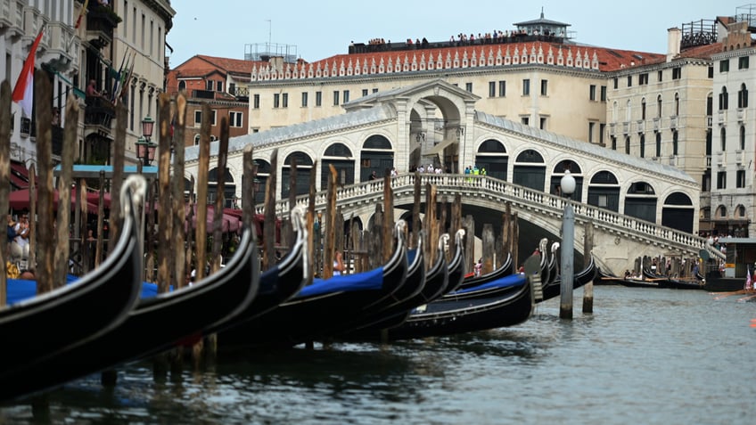 venice gondola filled with tourists capsizes after selfie snapping passengers refuse to sit down