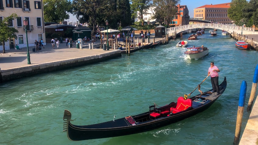 venice gondola filled with tourists capsizes after selfie snapping passengers refuse to sit down