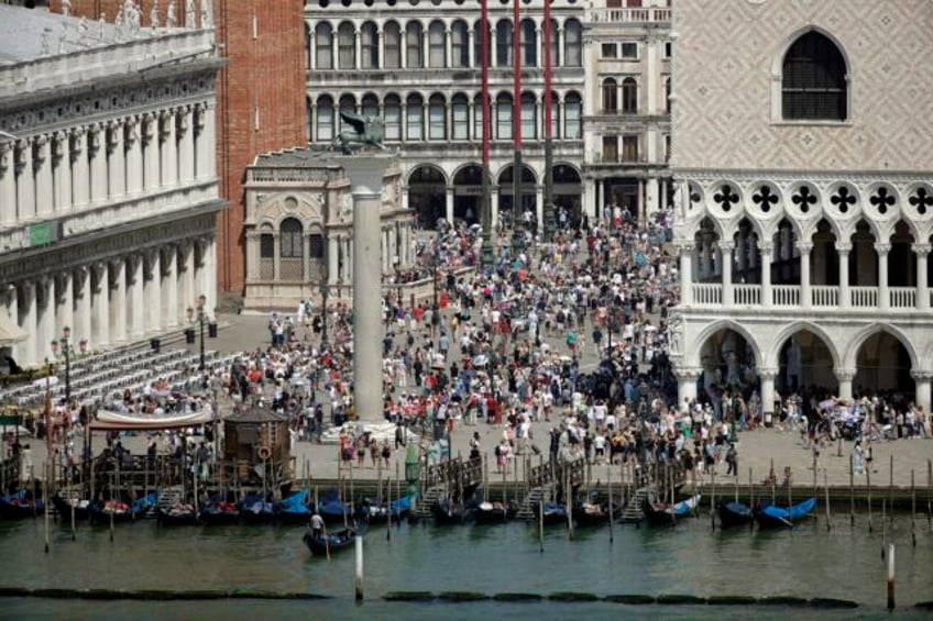 venice rolls out day tripper fee to try to regulate mass crowds on peak weekends