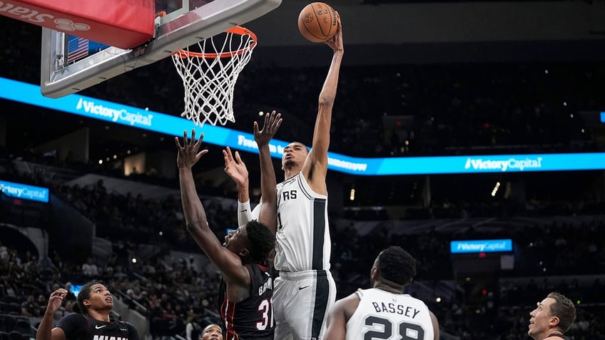 victor wembanyamas ridiculous dunk has opponent in disbelief