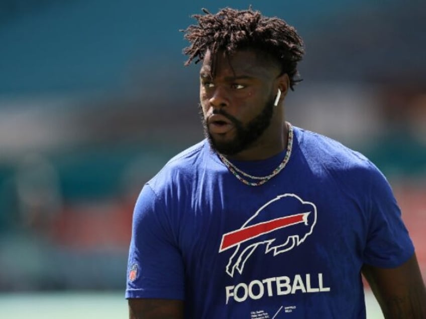 video bills defensive end shaq lawson confronts appears to shove fan during loss to eagles