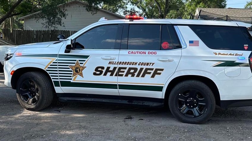 video captures florida suspect grabbing 7 eleven employee by throat during robbery