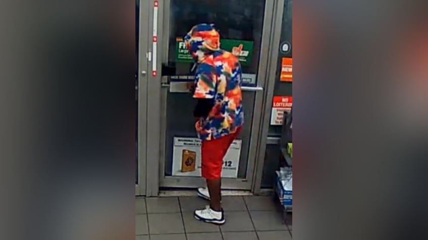 video captures florida suspect grabbing 7 eleven employee by throat during robbery