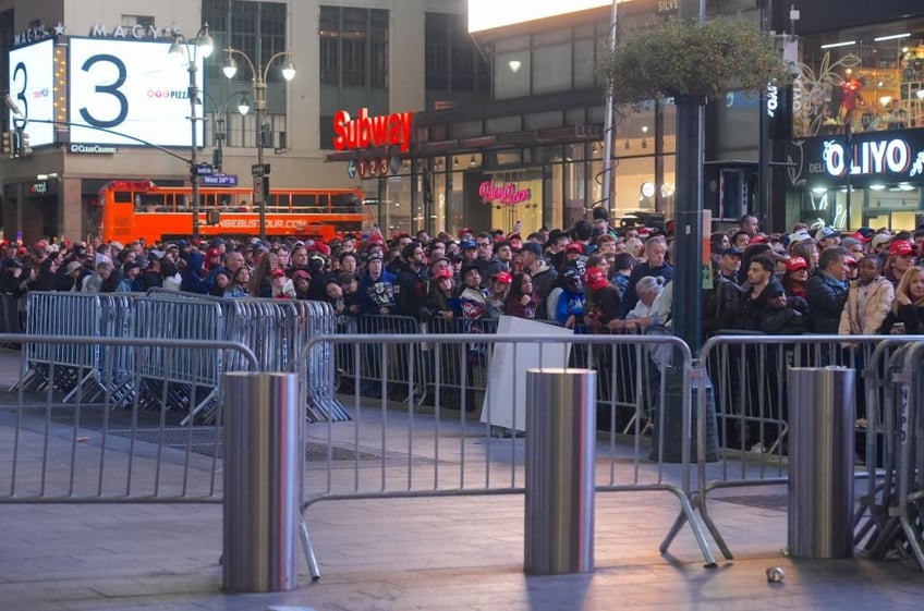 video donald trump attracts massive crowds as election barrels down