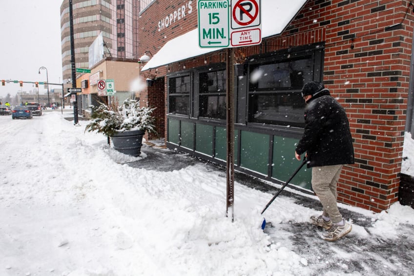 video massive winter storm hitting new england leaves 17000 without power