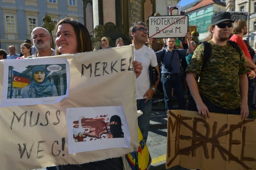 video merkel assassination attempt after protests during czech visit
